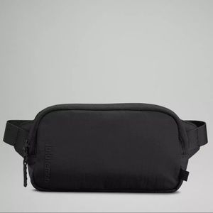 8.99 shipping! RARE 🦄 Lululemon Everywhere Belt Bag Mini